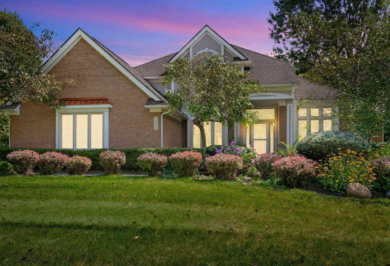 Homes For Sale - 6568 Crabapple Drive<br/> Troy, MI 48098