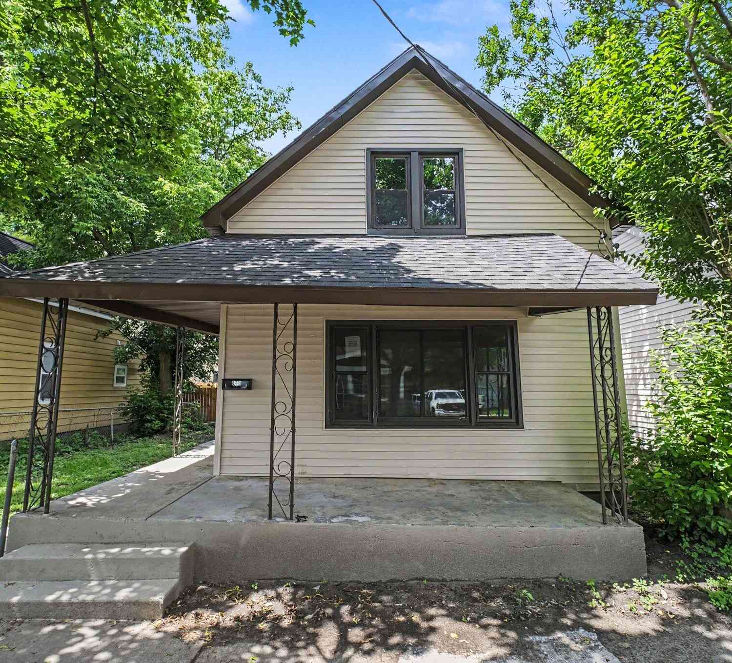Homes For Sale - 651 Mc Reynolds Avenue<br/> Grand Rapids, MI 49504