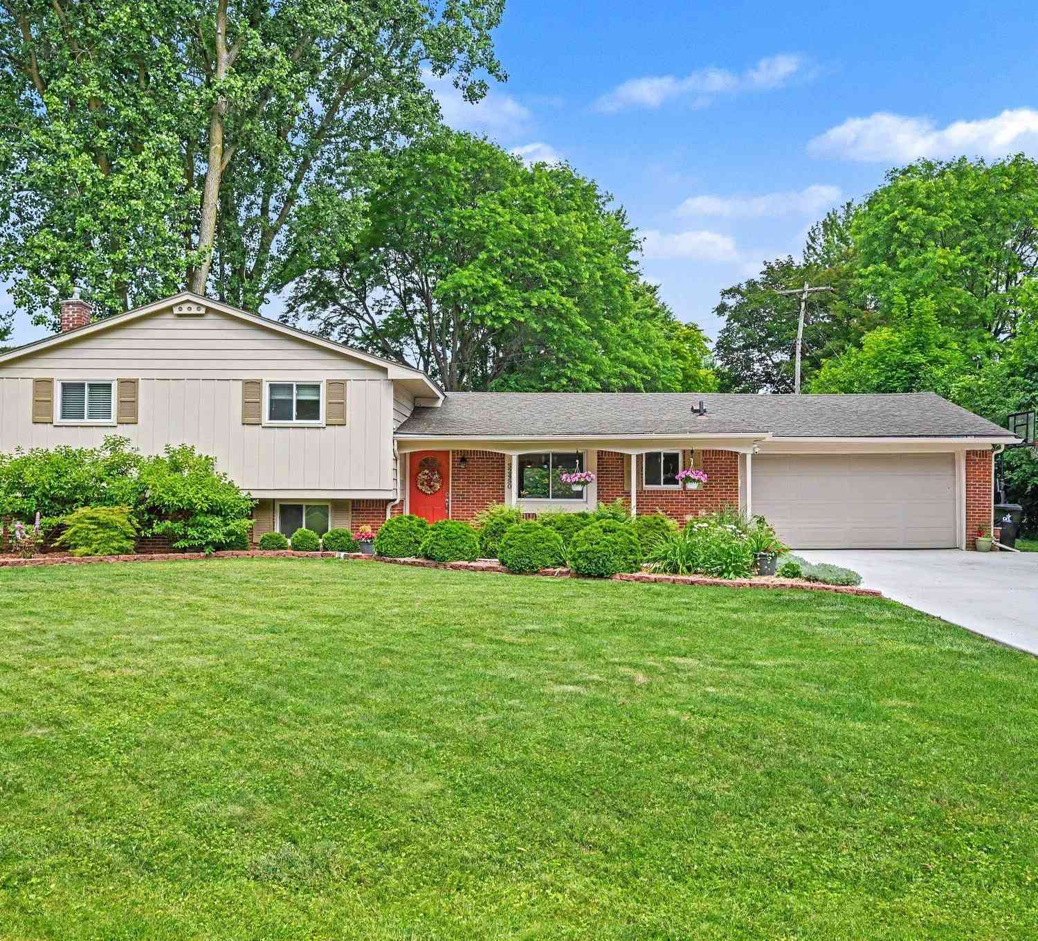 Homes For Sale - 32450 Chesterbrook Street<br/> Oakland County, Farmington Hills, MI 48334