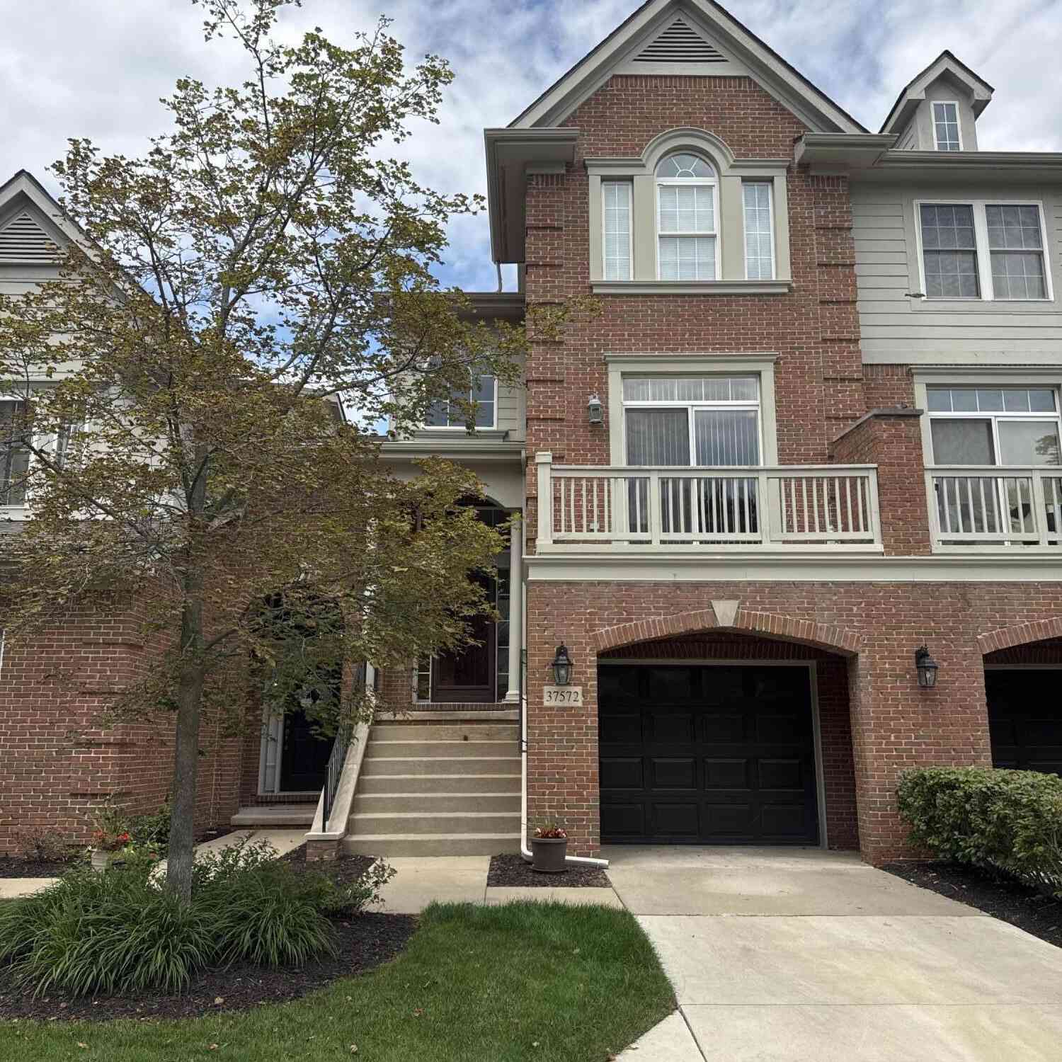 Condo For Rent - 37572 Newburgh Park Circle #33<br/> Livonia, MI 48152