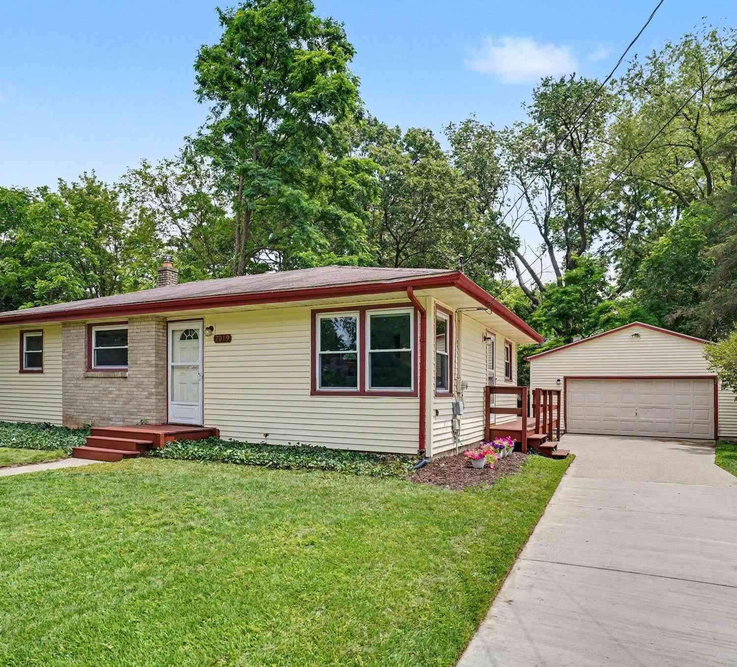 Homes For Sale - 7019 Wrenbury Street<br/> Portage, MI 49024