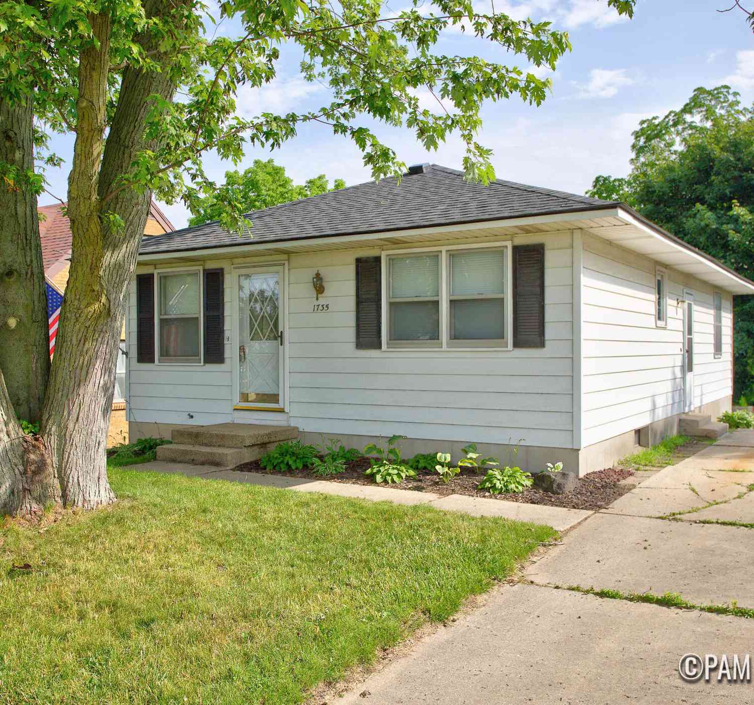 Homes For Sale - 1735 Woodworth Street<br/> Grand Rapids, MI 49525