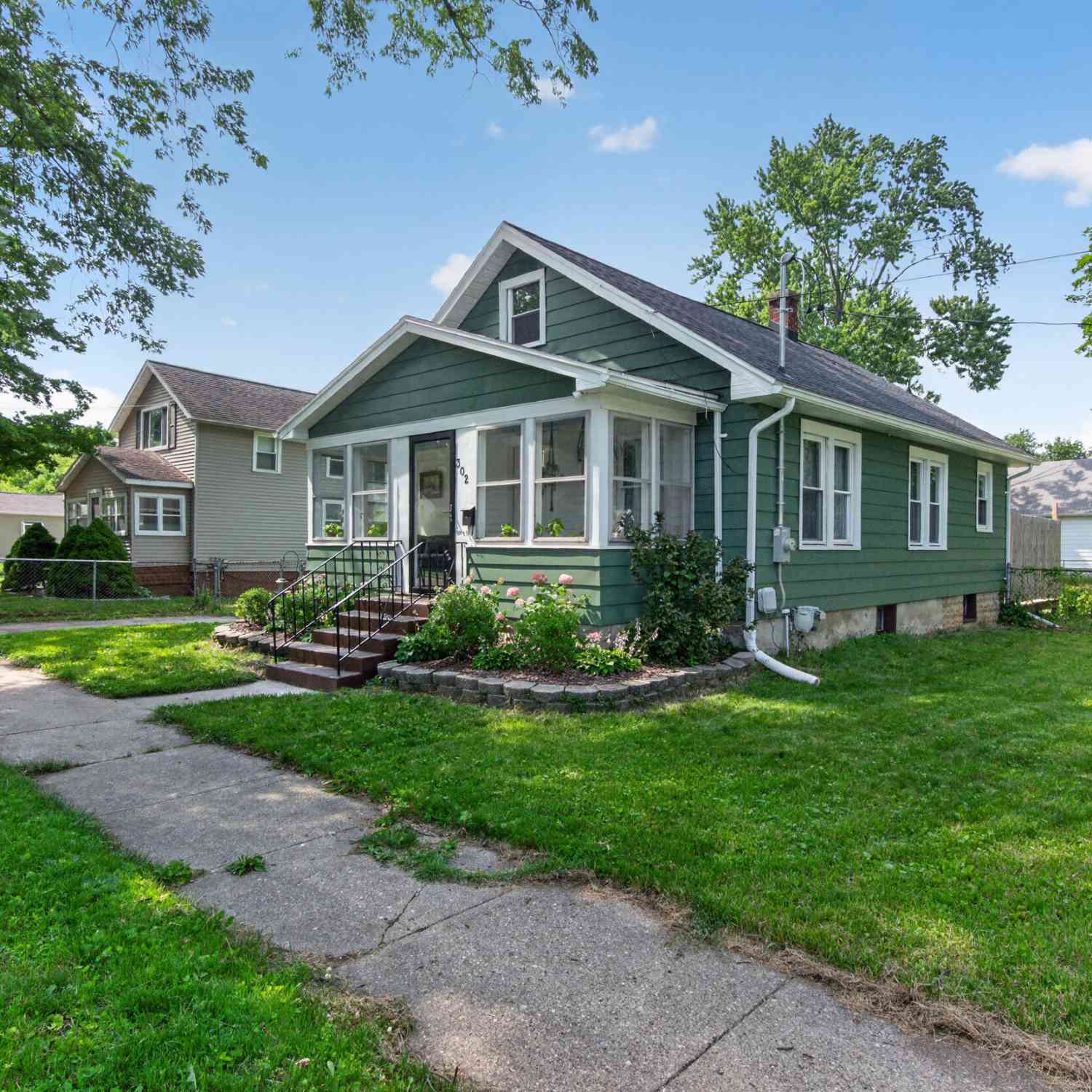 Homes For Sale - 302 Hill Street<br/> Jackson, MI 49202