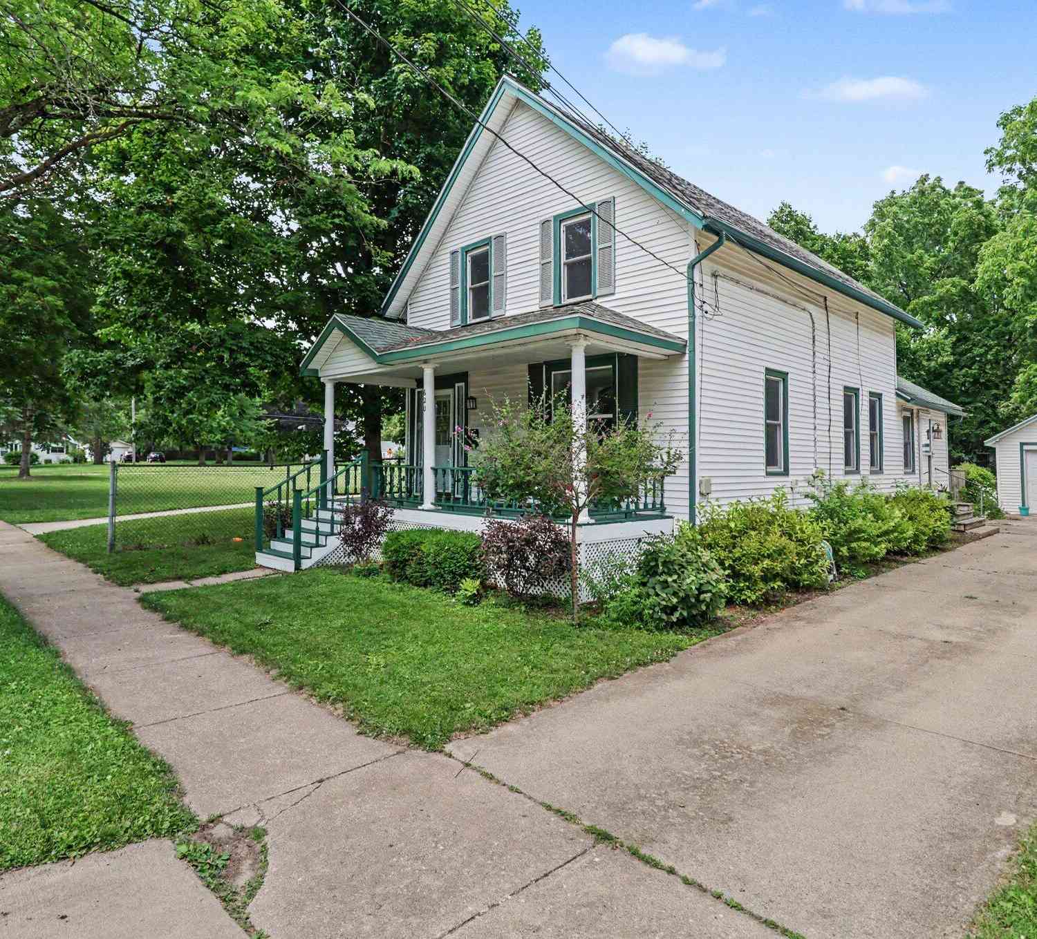 Homes For Sale - 620 W Mansion Street<br/> Calhoun County, Marshall, MI 49068