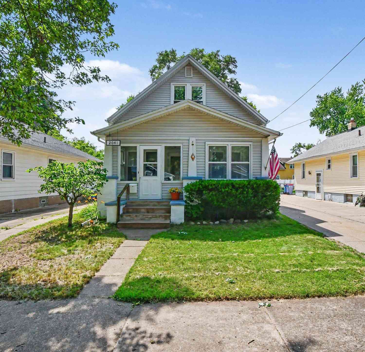 Homes For Sale - 2041 Edgewood Avenue<br/> Grand Rapids, MI 49505