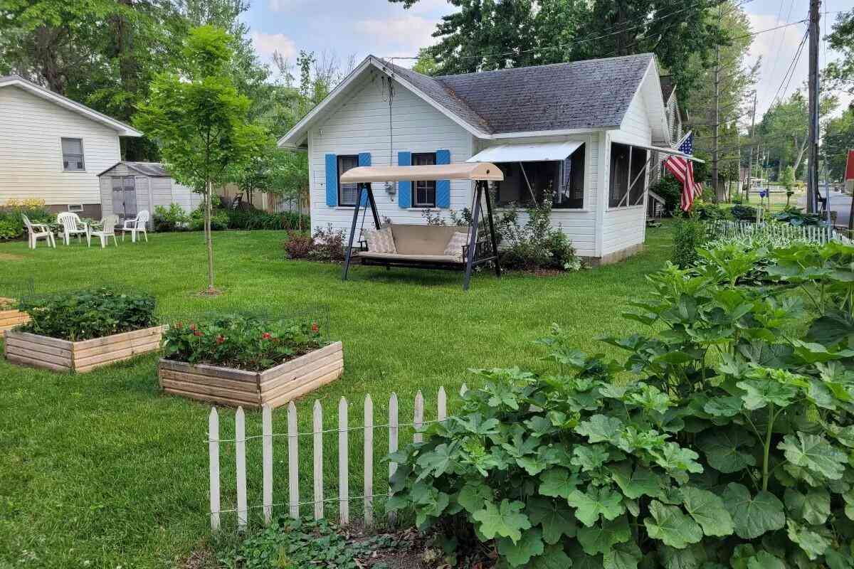 Homes For Sale - 11055 E Indian Lake Drive<br/> Kalamazoo County, Vicksburg, MI 49097