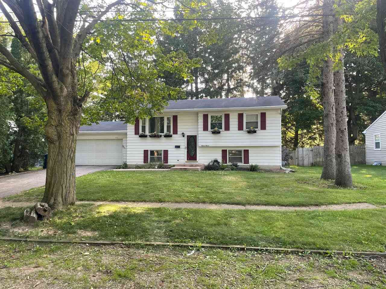 Homes For Sale - 1111 Bretton Drive<br/> Kalamazoo, MI 49006