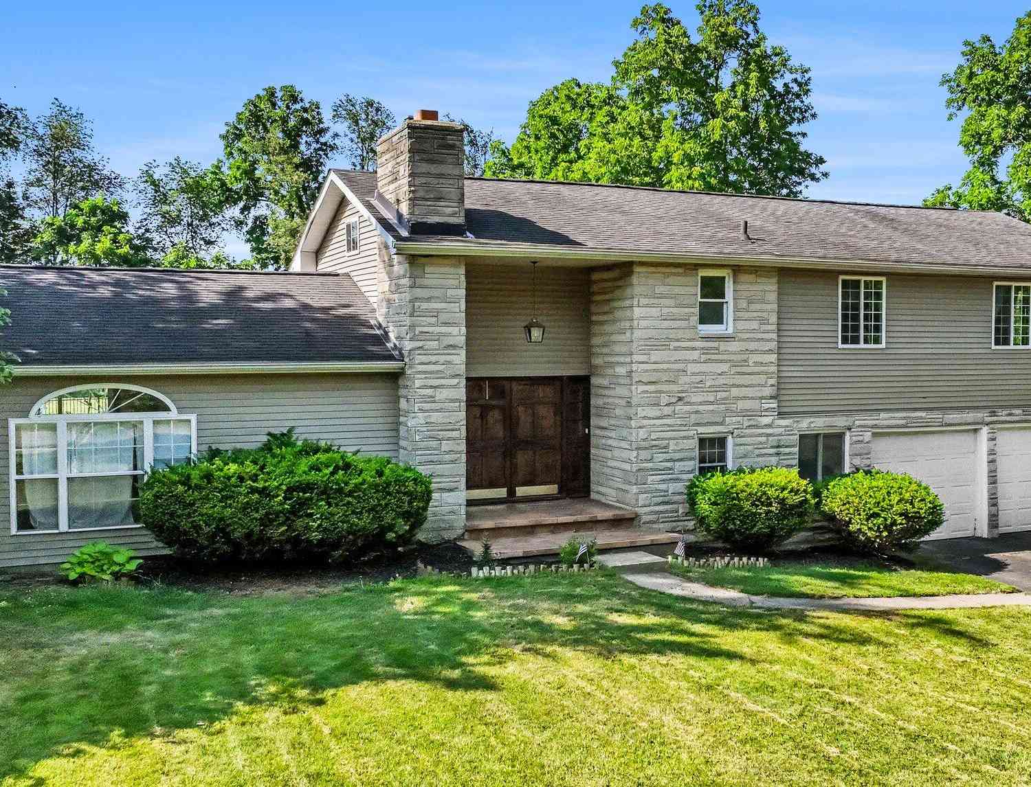 Homes For Sale - 18928 E Michigan Avenue<br/> Calhoun County, Marshall, MI 49068