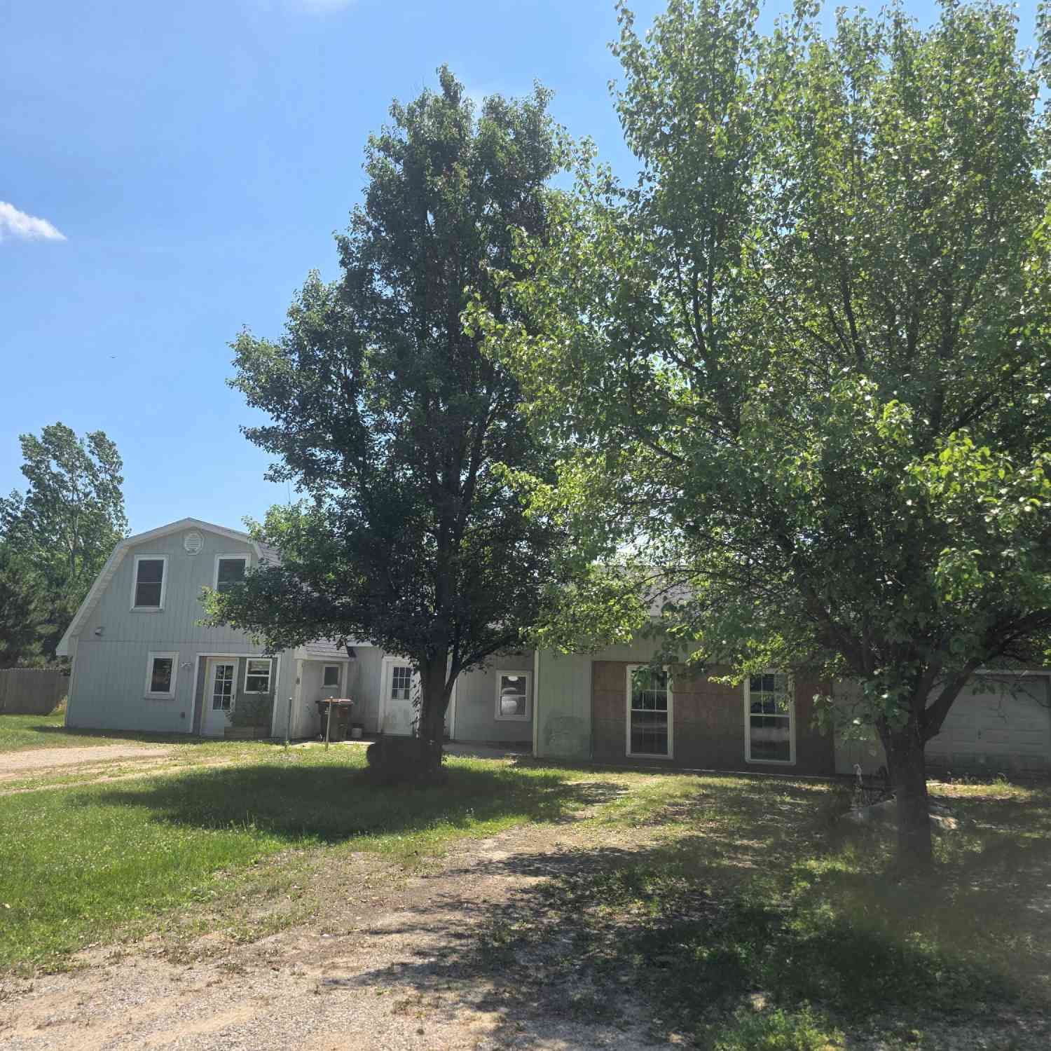 Homes For Sale - 1402 E Deaner Road<br/> Edmore, MI 48829