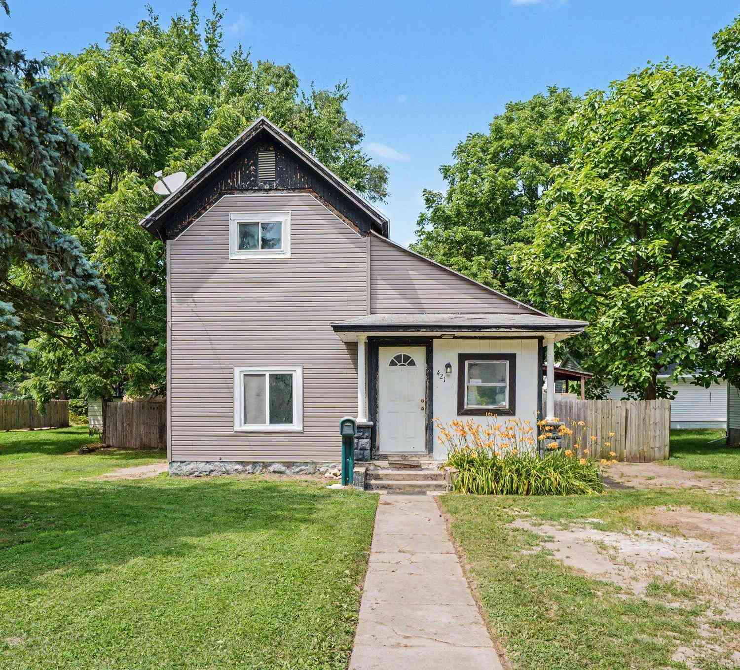 Homes For Sale - 421 E Division Street<br/> Dowagiac, MI 49047