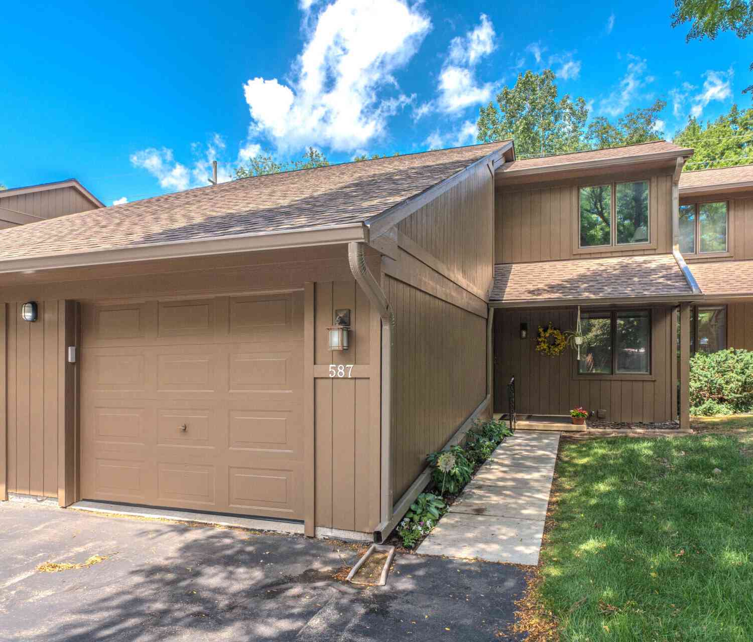 Condo For Sale - 587 Park Place<br/> Washtenaw County, Saline, MI 48176