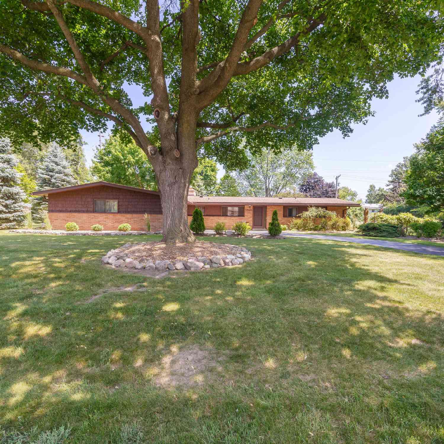 Homes For Sale - 1521 Ledbury Drive<br/> Oakland County, Bloomfield Township, MI 48304