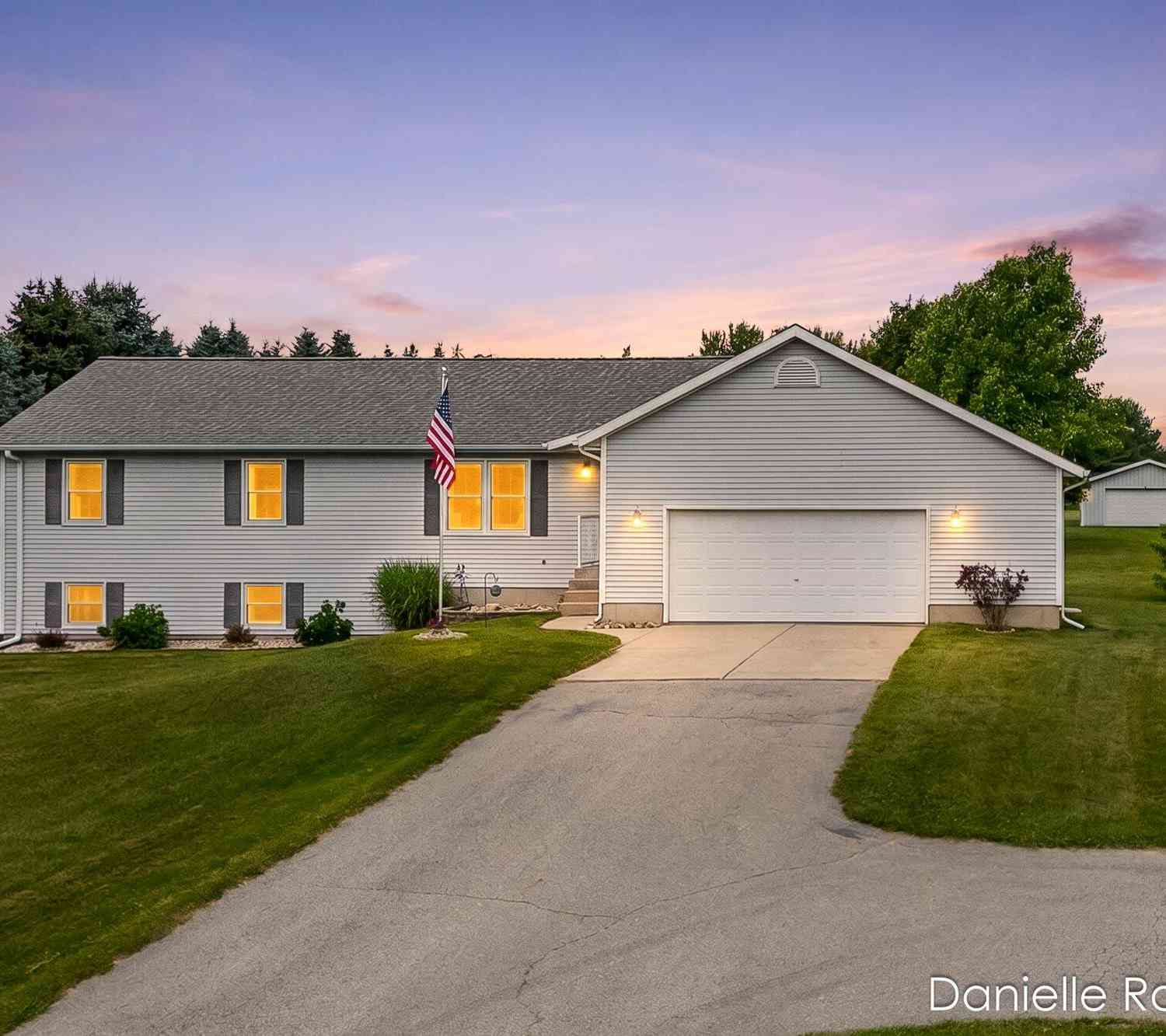 Homes For Sale - 6829 12 Mile Road<br/> Rockford, MI 49341