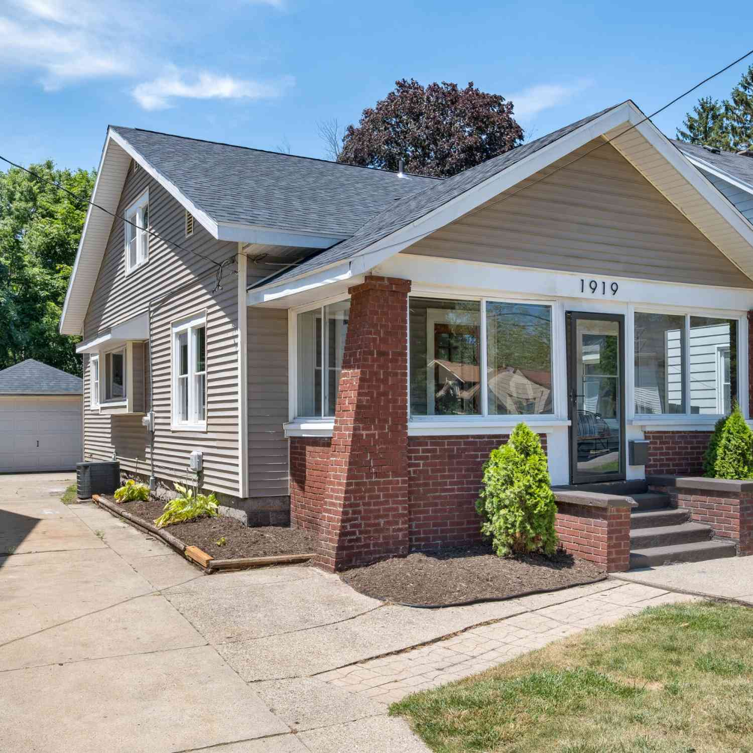 Homes For Sale - 1919 Lafayette Avenue<br/> Grand Rapids, MI 49507