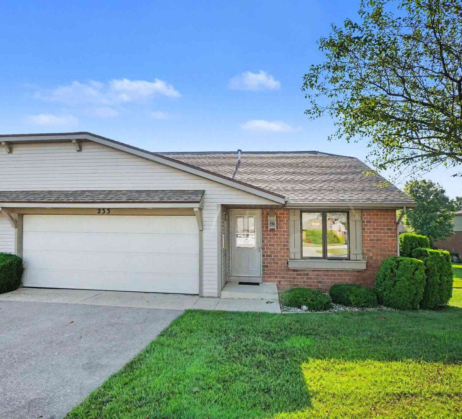 Condo For Sale - 233 Parkside Drive<br/> Zeeland, MI 49464