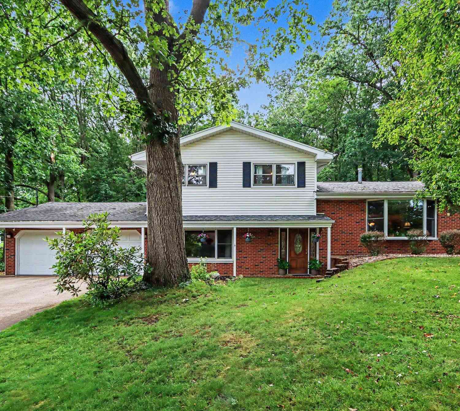 Homes For Sale - 6800 Springbrook Lane<br/> Kalamazoo County, Kalamazoo, MI 49004