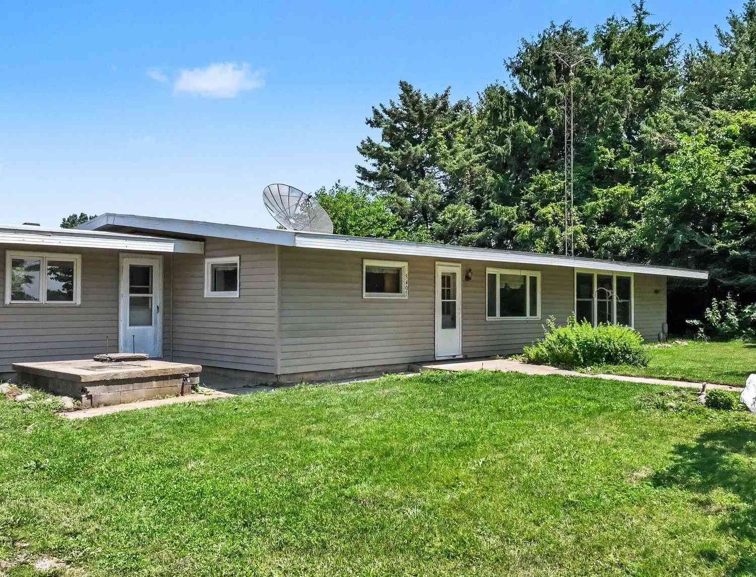 Homes For Sale - 5405 Hartman Road<br/> Eau Claire, MI 49111