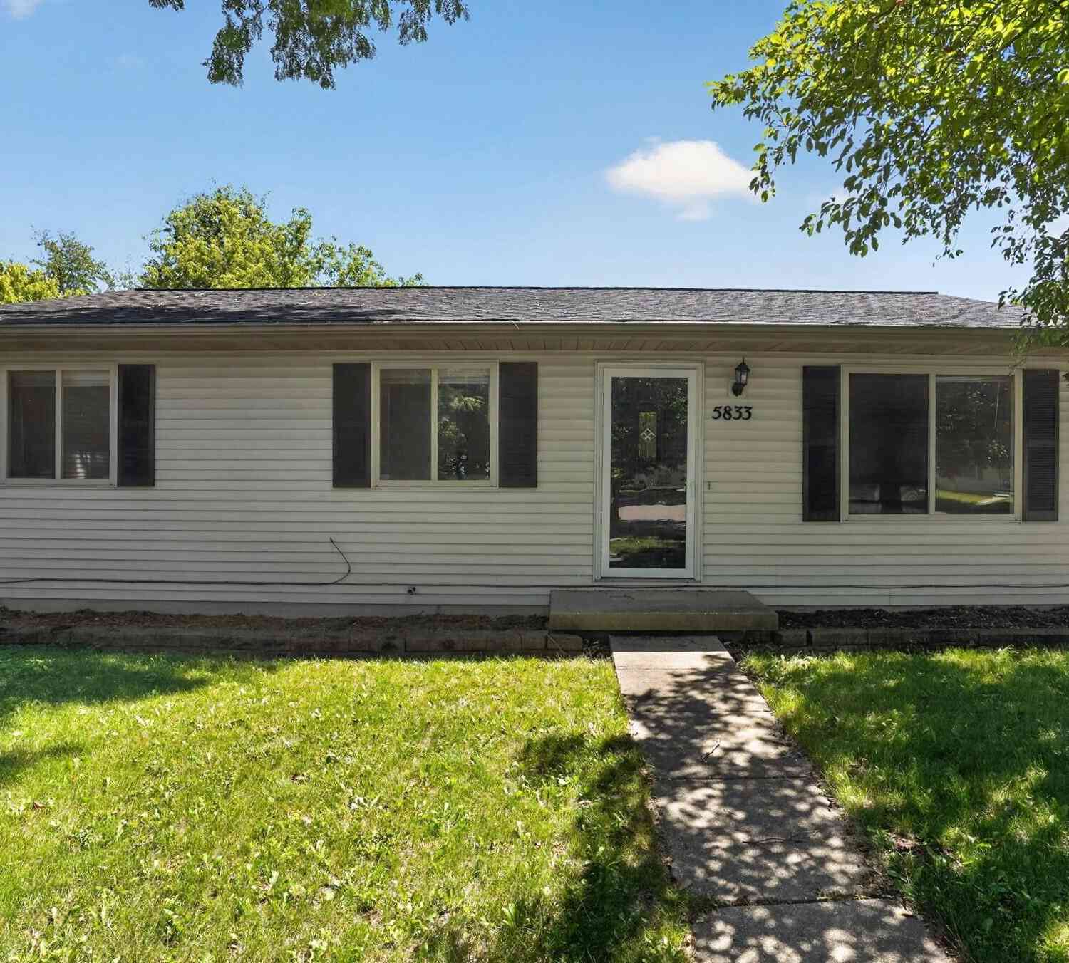 Homes For Sale - 5833 Granary Lane<br/> Lansing, MI 48911