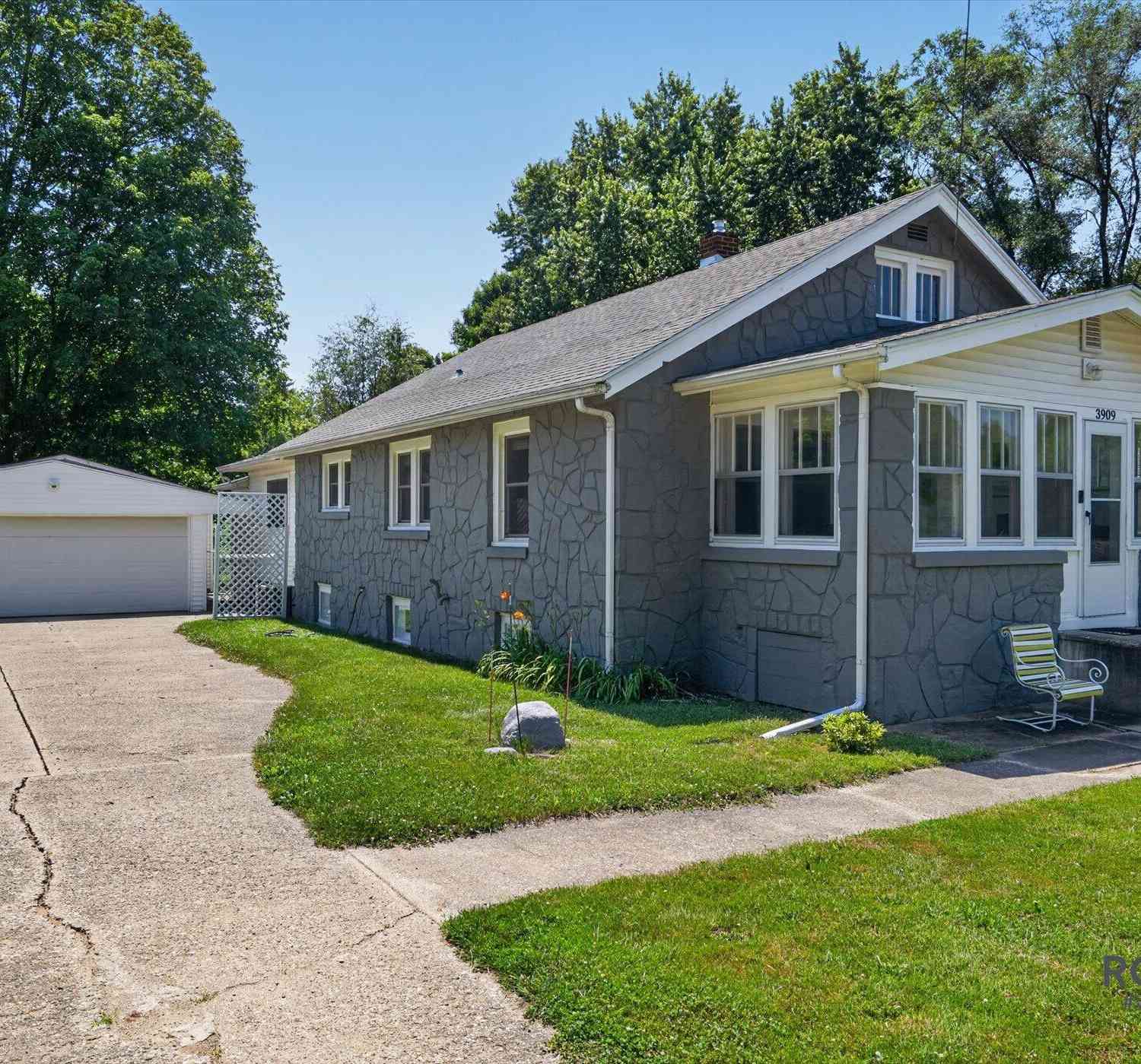 Homes For Sale - 3909 W Michigan Avenue<br/> Battle Creek, MI 49037