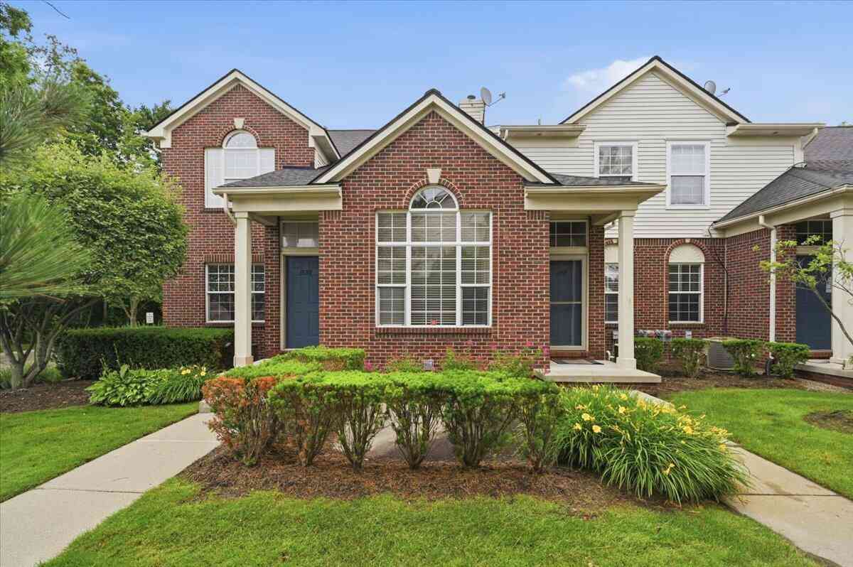 Condo For Sale - 18101 Adri Circle<br/> Walled Lake, MI 48390