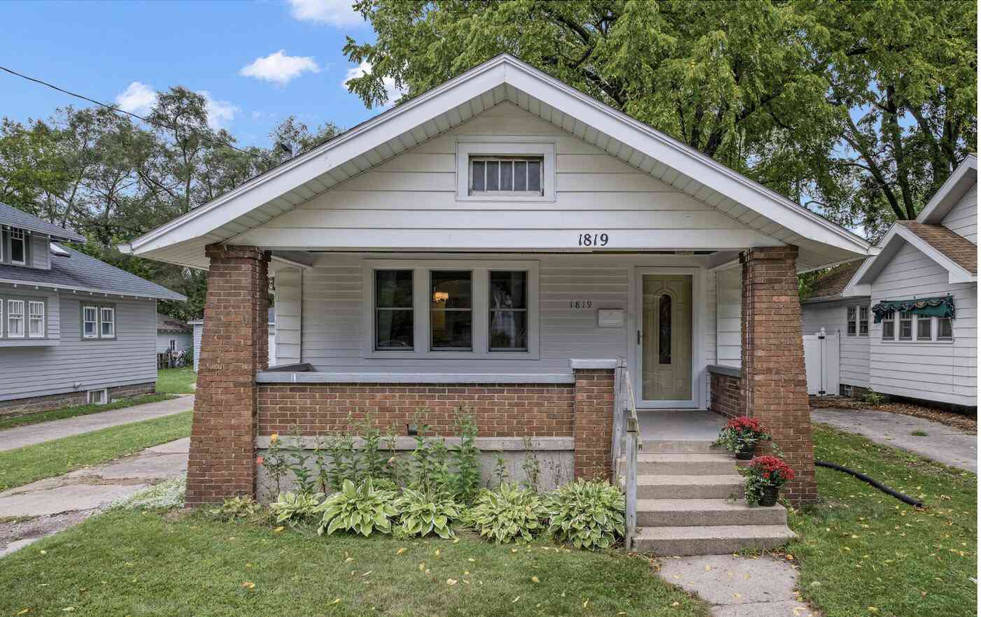 Homes For Sale - 1819 Nelson Avenue<br/> Grand Rapids, MI 49507