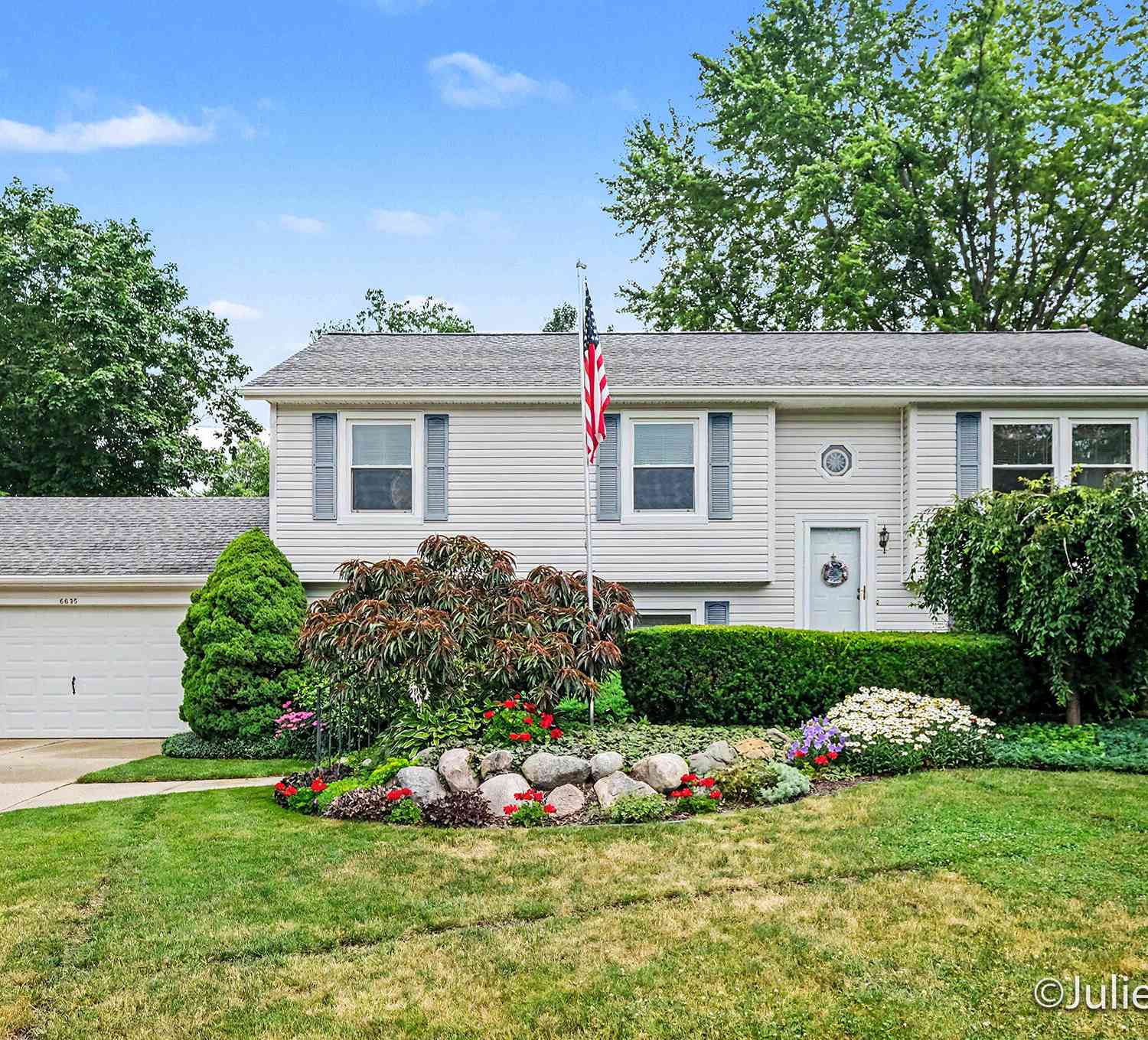 Homes For Sale - 6635 E Via Vista Court<br/> Rockford, MI 49341