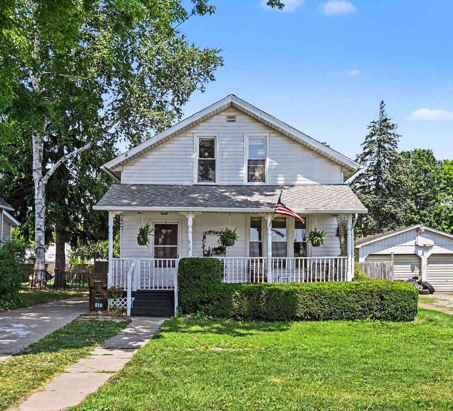 Homes For Sale - 618 W Lawrence Avenue<br/> Charlotte, MI 48813