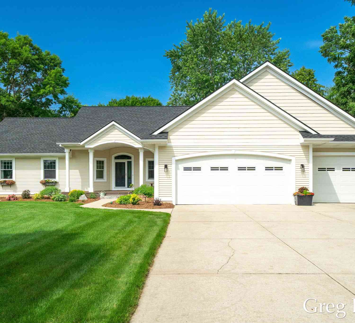 Homes For Sale - 1995 Knollpoint Drive<br/> Ada, MI 49301