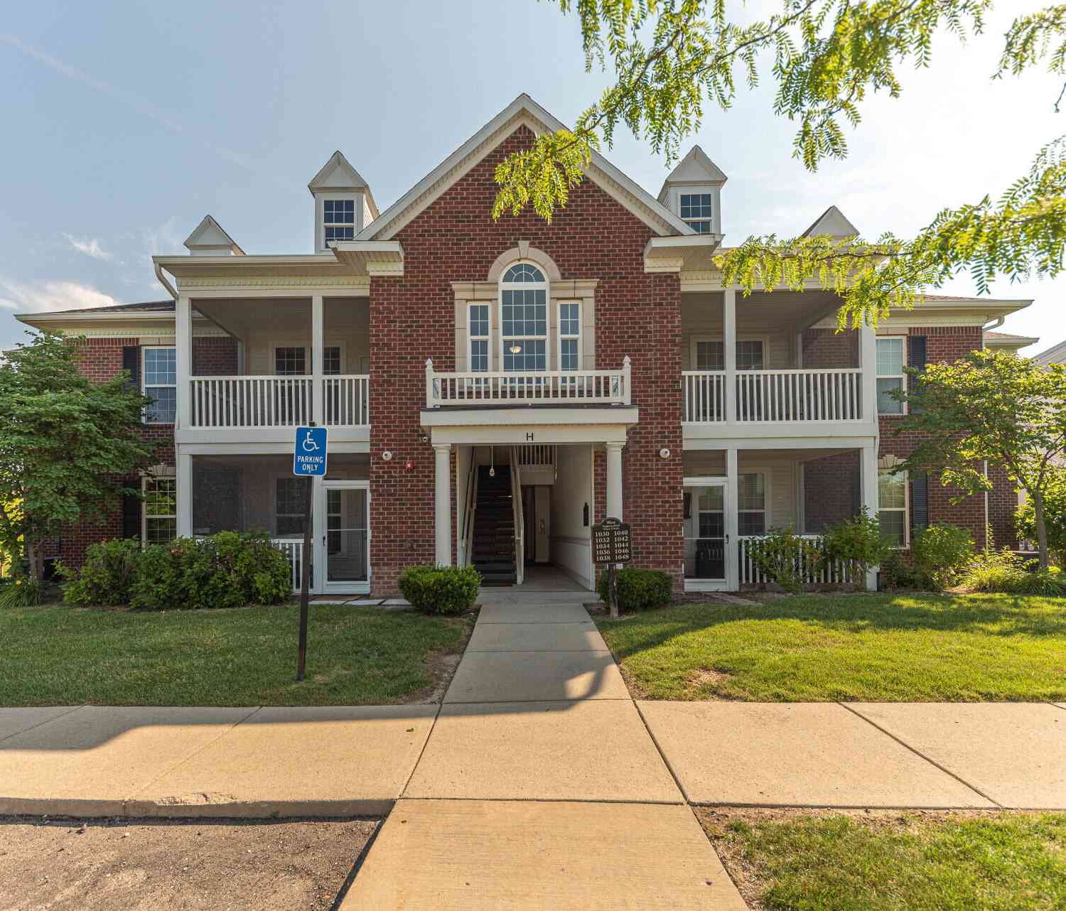 Condo For Sale - 1042 W Summerfield Glen Circle<br/> Washtenaw County, Ann Arbor, MI 48103
