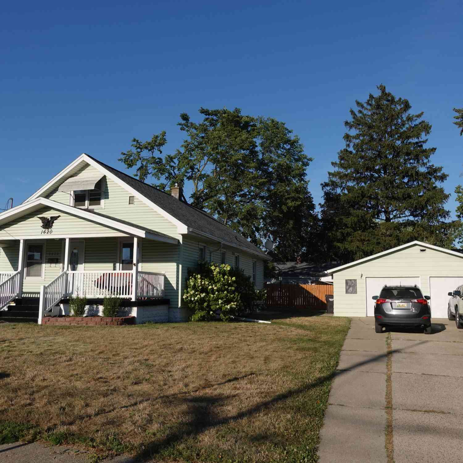 Homes For Sale - 1620 Burlingame Avenue<br/> Wyoming, MI 49509