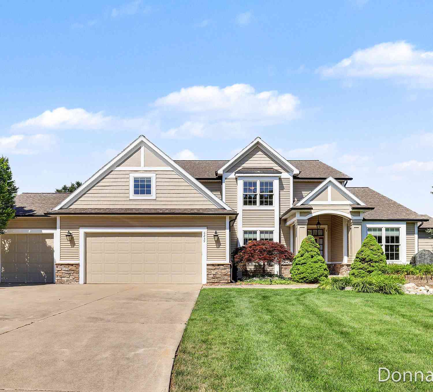 Homes For Sale - 6239 Boulder Ridge Drive<br/> Belmont, MI 49306