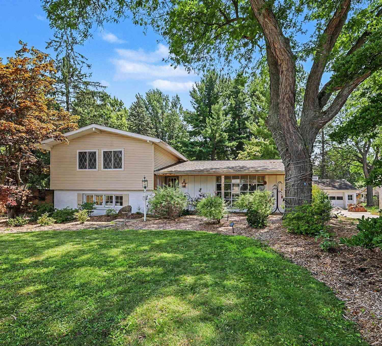 Homes For Sale - 1846 Eastbrook Street<br/> Grand Rapids, MI 49508
