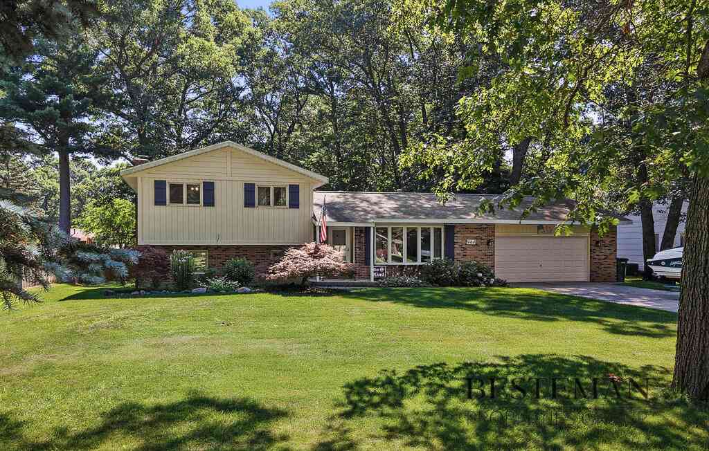 Homes For Sale - 944 W Fennwood Circle<br/> Muskegon, MI 49445