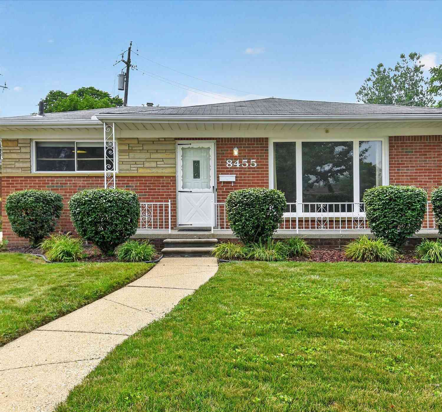 Homes For Sale - 8455 Rockland Street<br/> Dearborn Heights, MI 48127