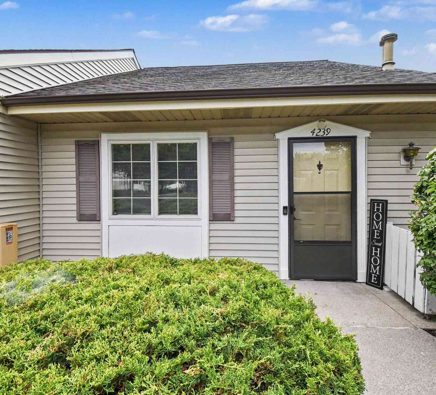 Condo For Sale - 4239 SE Eastcastle Court<br/> Grand Rapids, MI 49508