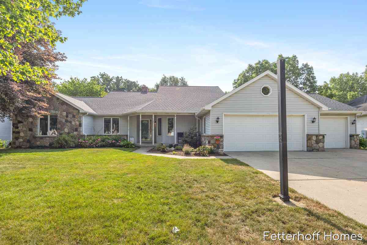 Homes For Sale - 1900 Cherry Run Drive<br/> Grand Rapids, MI 49504
