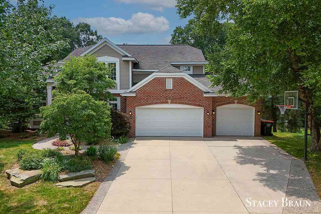 Homes For Sale - 5420 Clemwood Court<br/> Ada, MI 49301