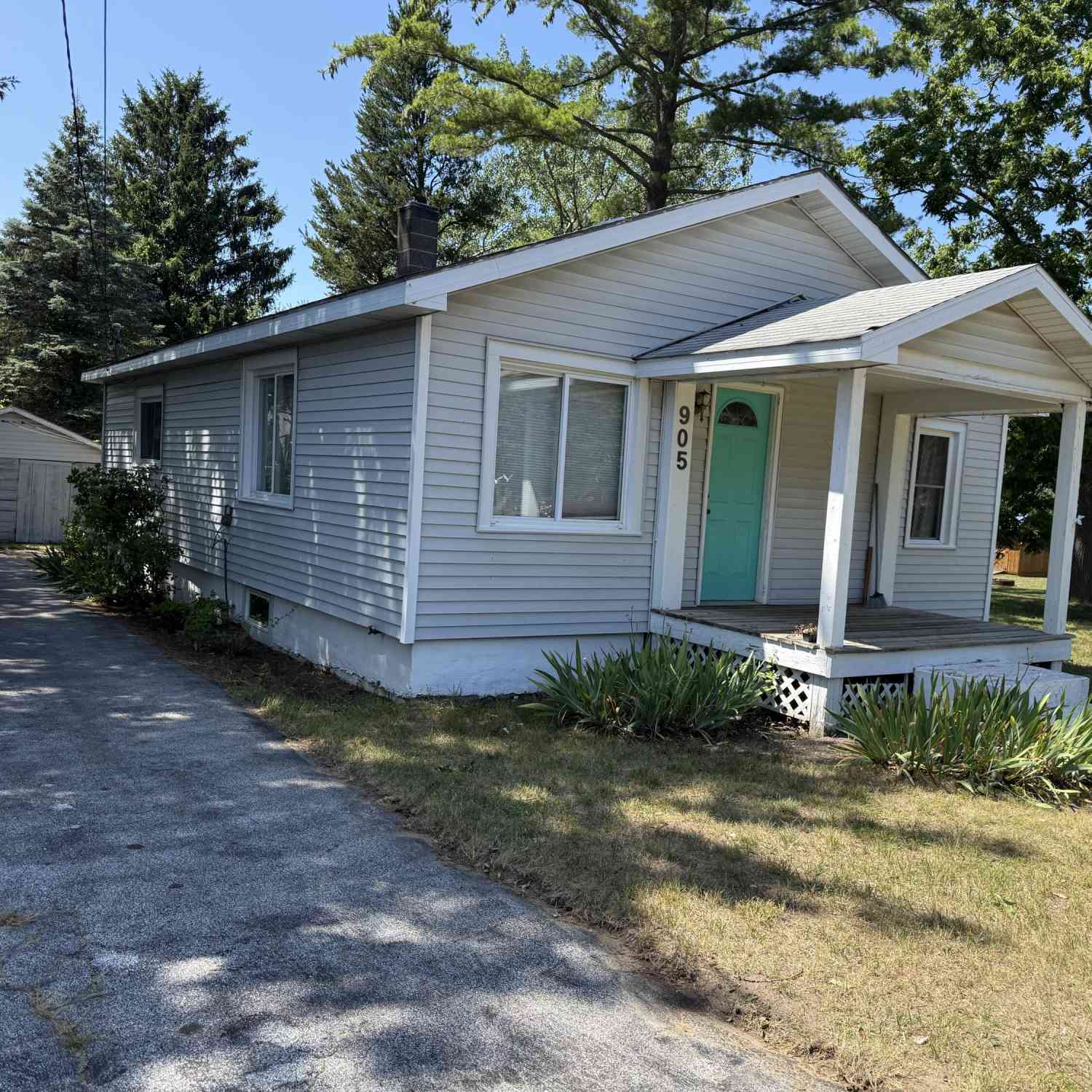 Homes For Sale - 905 N Gaylord Avenue<br/> Ludington, MI 49431