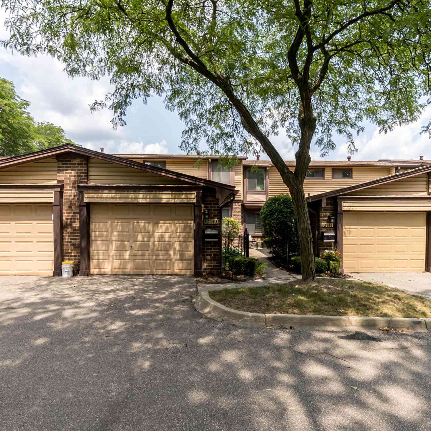 Condo For Sale - 32143 W 12 Mile Road<br/> Oakland County, Farmington Hills, MI 48334