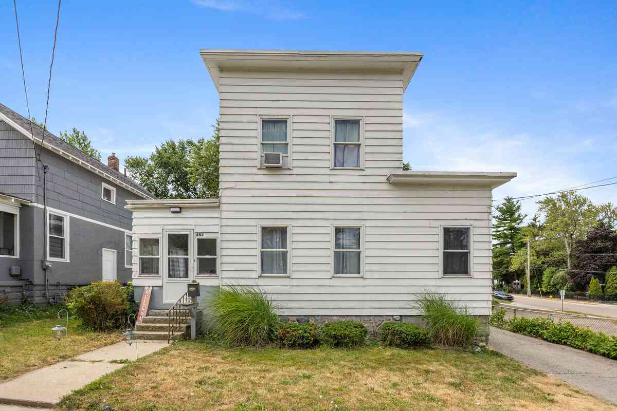 Homes For Sale - 852 Leonard Street<br/> Grand Rapids, MI 49503
