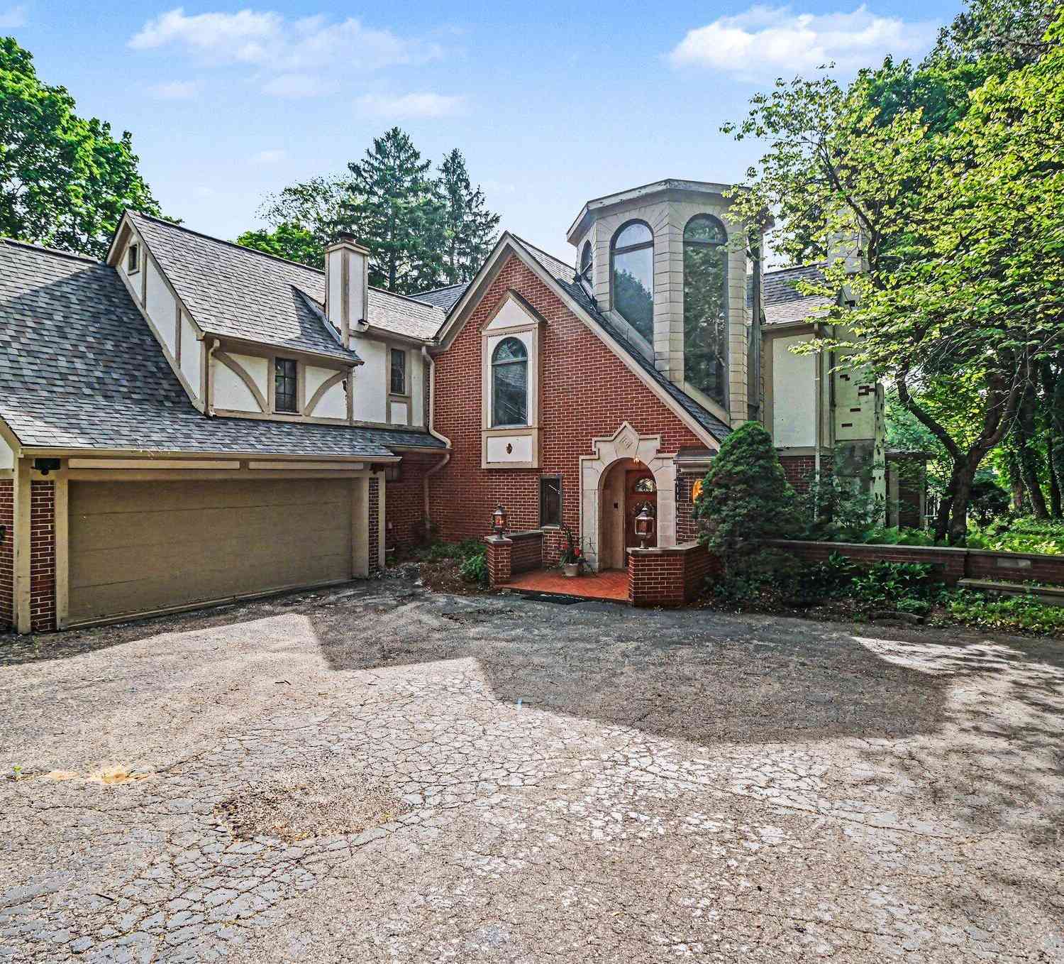 Homes For Sale - 460 E Long Lake Road<br/> Bloomfield Hills, MI 48304