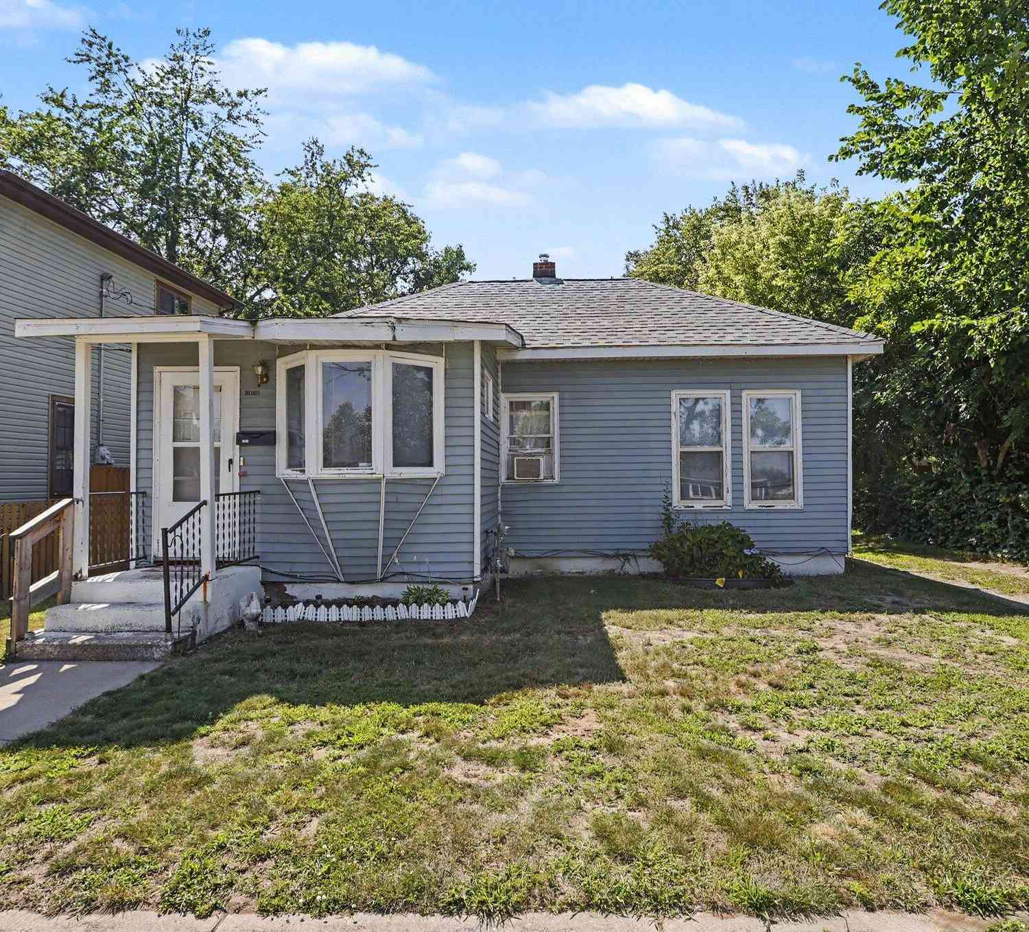 Homes For Sale - 1010 Kalamazoo Street<br/> South Haven, MI 49090