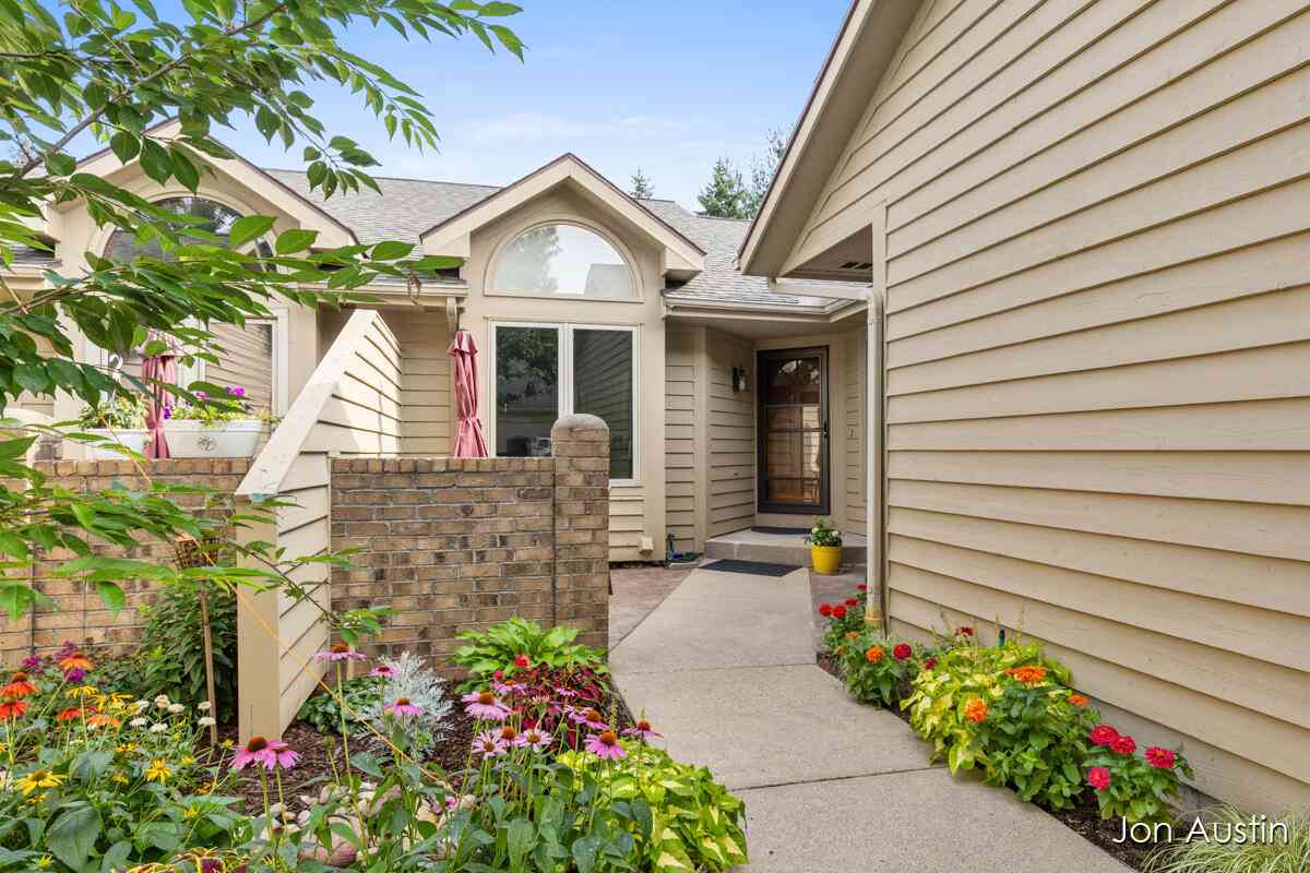Condo For Sale - 1845 Cross Bend Street<br/> Grand Rapids, MI 49505
