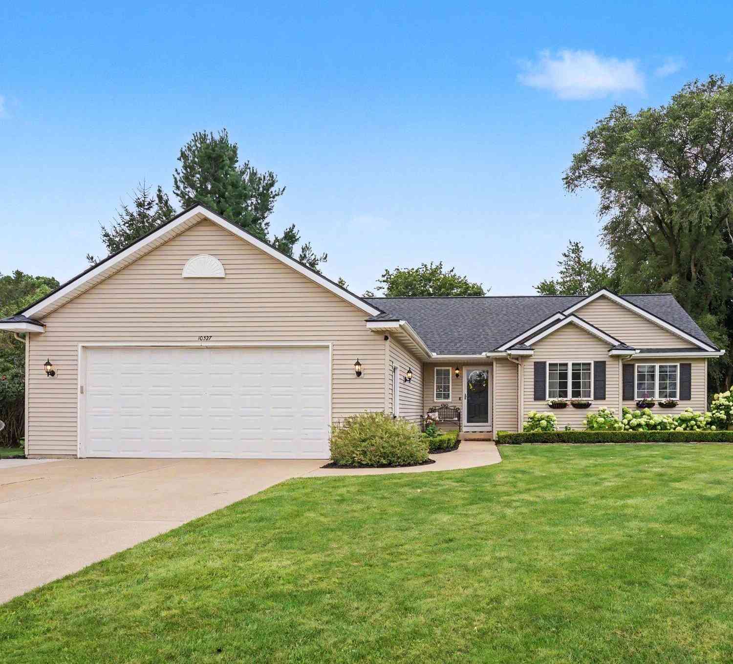 Homes For Sale - 10327 Sara Mae Drive<br/> Zeeland, MI 49464
