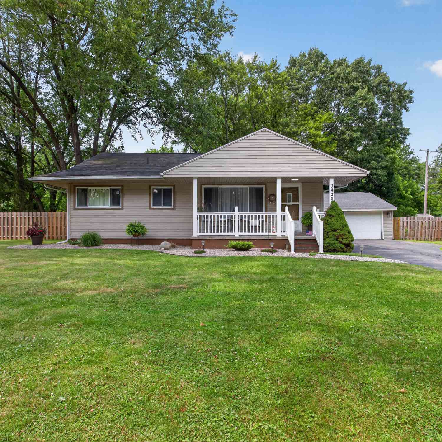 Homes For Sale - 3430 Acacia Drive<br/> Jackson, MI 49203
