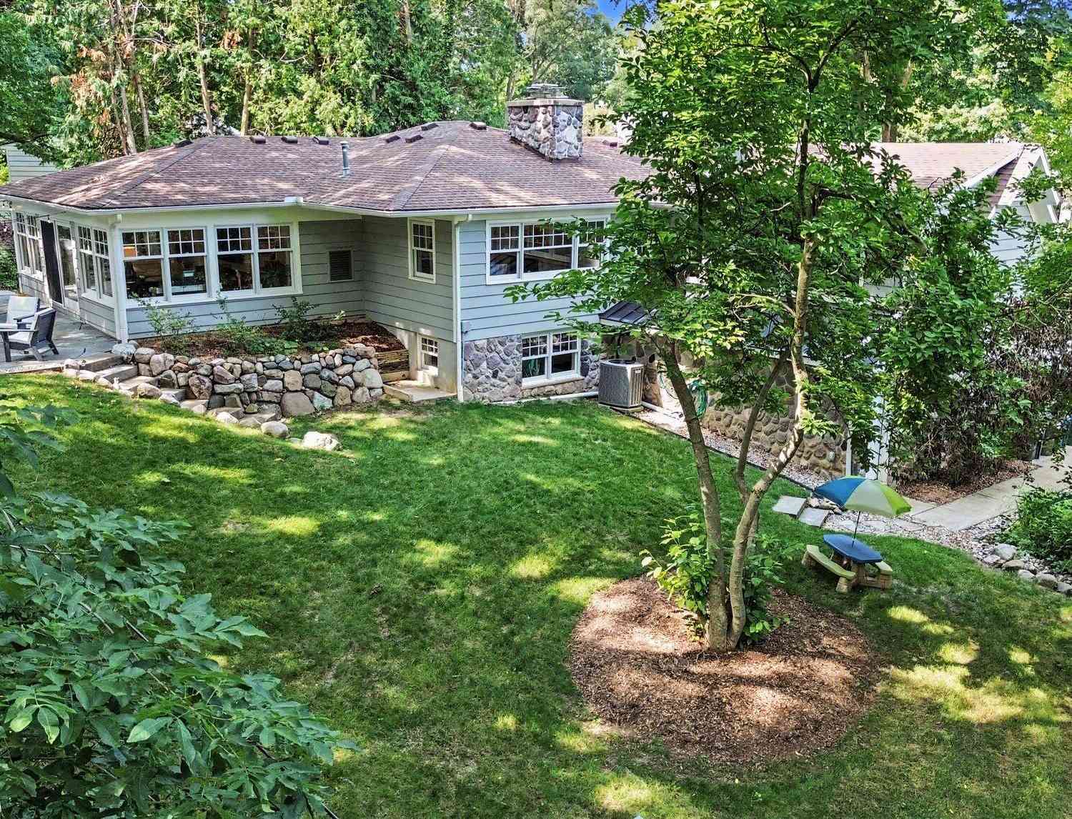 Homes For Sale - 9 E Heatheridge Street<br/> Ann Arbor, MI 48104