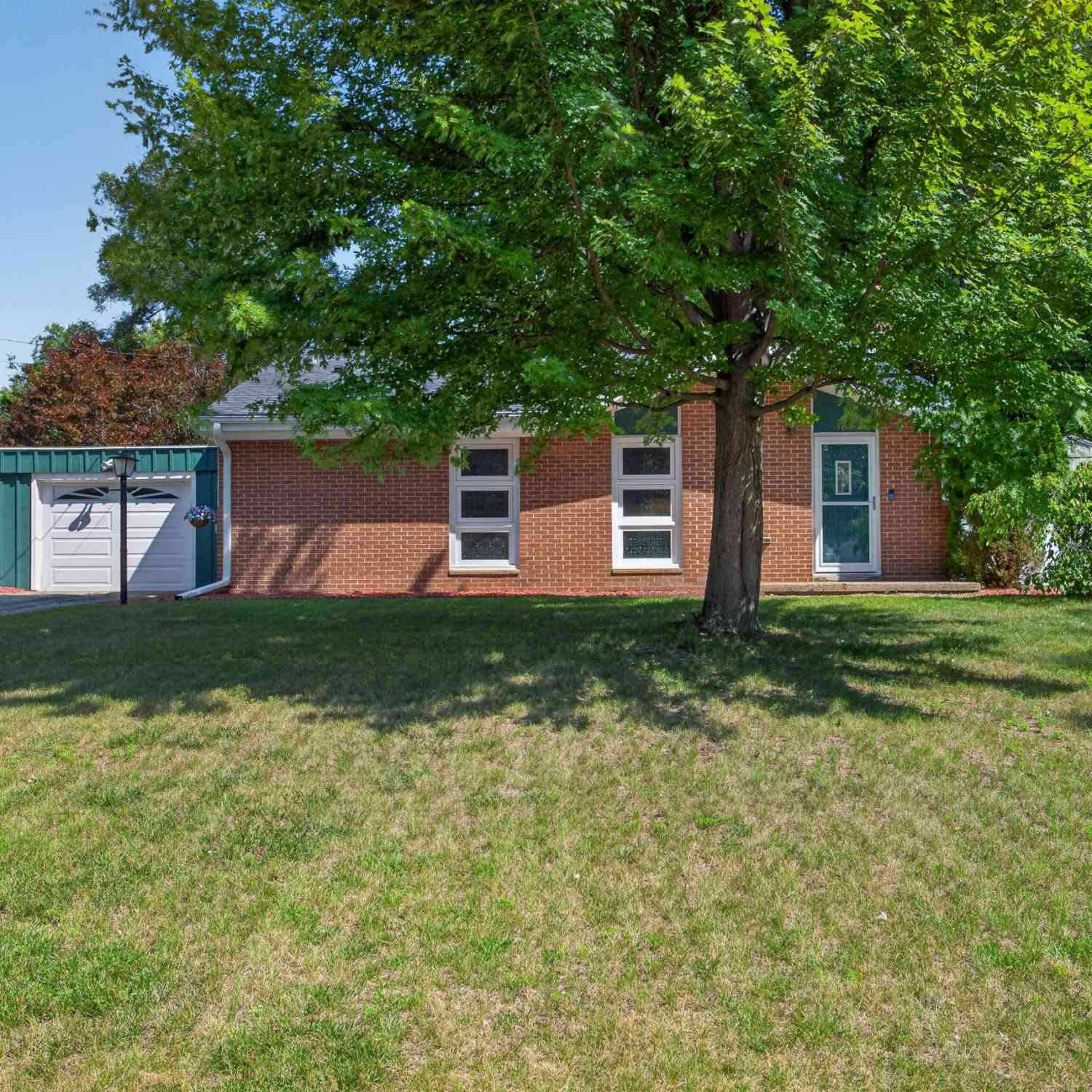 Homes For Sale - 5486 Sherwood Drive<br/> Jackson, MI 49201