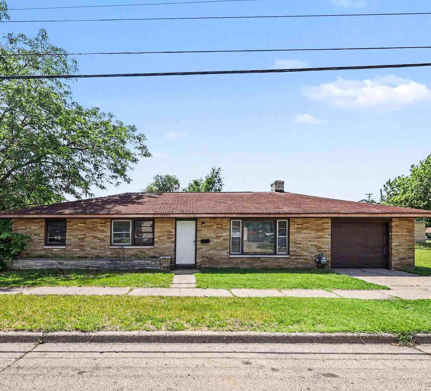 Homes For Sale - 1635 Roberts Street<br/> Muskegon, MI 49442