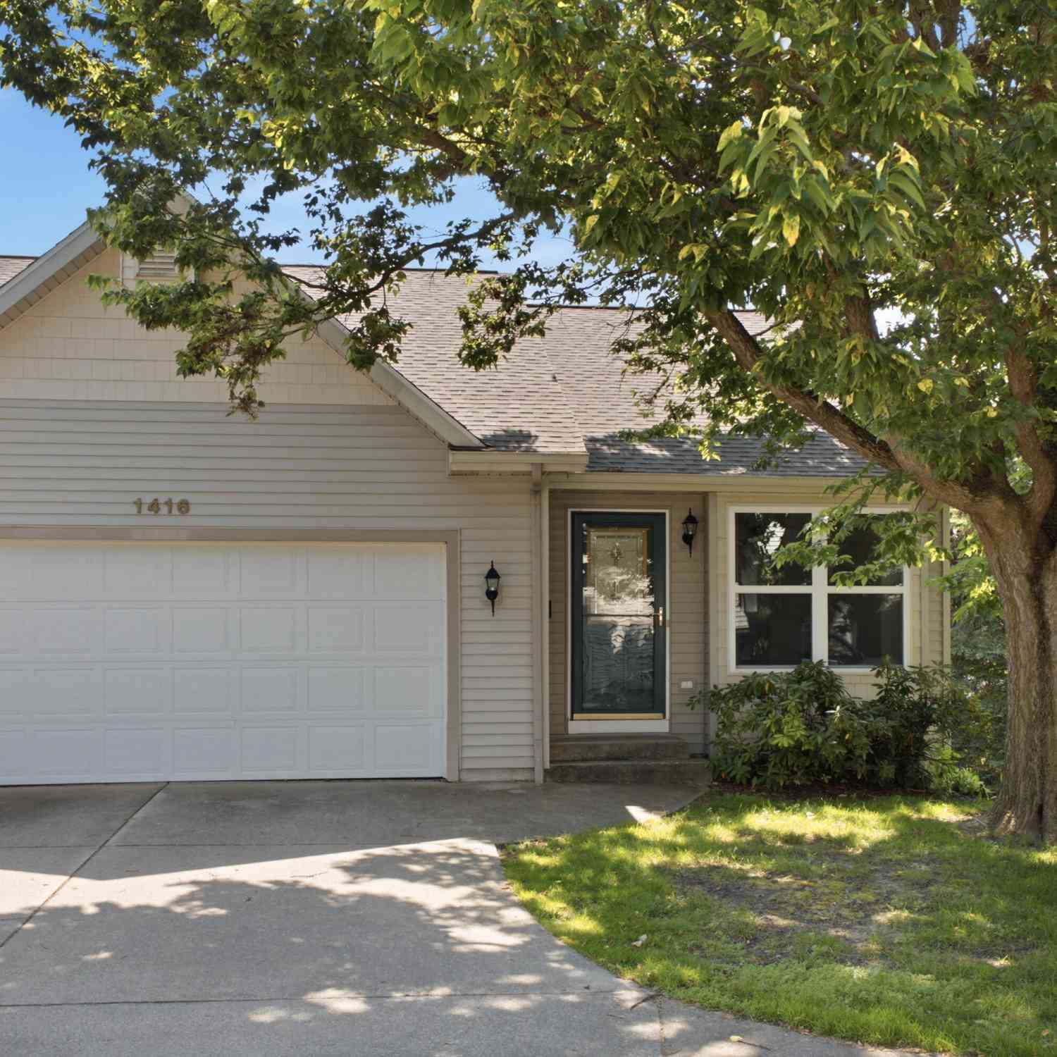 Condo For Sale - 1416 Woodlawn Cmns<br/> Grand Haven, MI 49417