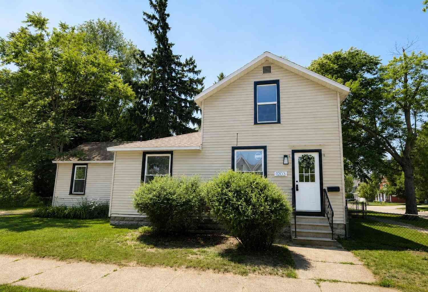 Homes For Sale - 1203 4th Street<br/> Muskegon, MI 49441